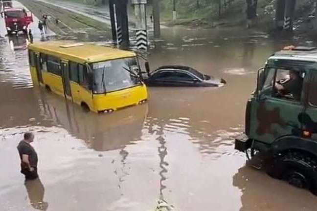 Маріуполь затопило: рух транспорту обмежений, світло відключене (фото,відео)