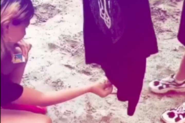 Дівчата-підлітки підпалили футболку з гербом України (відео)