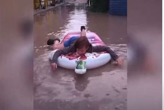 Дощі затопили курортну Кирилівку. Люди пересуваються на матрацах (відео)