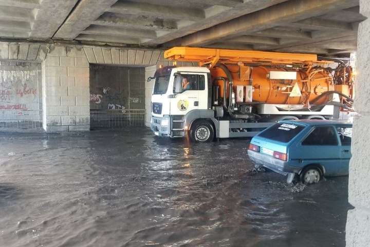 Дощі в Одесі: у місті другий день долають наслідки негоди (фото)