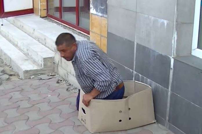 У Чернівцях охоронці ринку «зцілили» жебрака «без ніг» (відео)