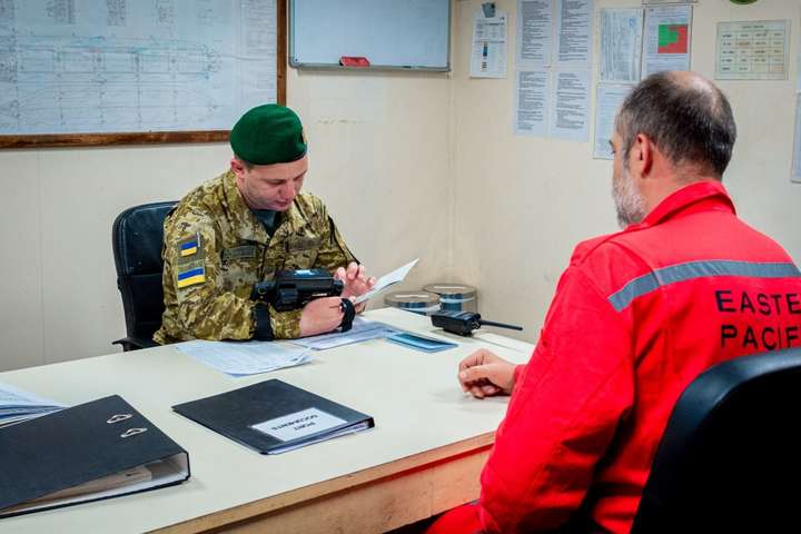 Показали документи з окупованого Криму. Російські моряки отримали заборону на в'їзд в Україну