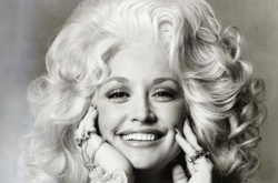 Американская кантри-исполнительница и актриса Долли Партон