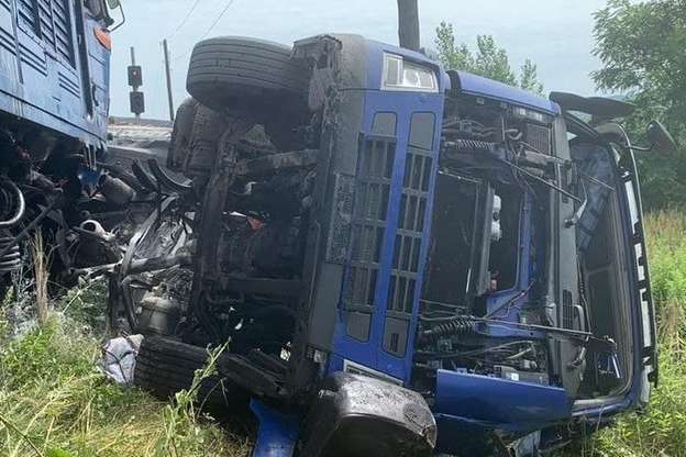 ДТП на Закарпатті: вантажівка потрапила під потяг «Київ-Солотвино»