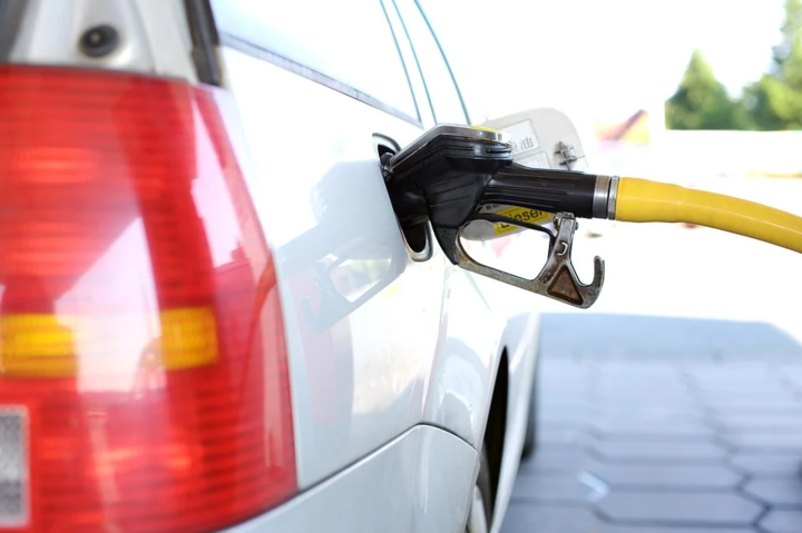 Минэкономики обязало АЗС снизить цены на бензин на 23 коп./л по формуле «Роттердам+»