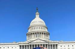 Андрій Клочко у Вашингтоні позував у різному вбранні 