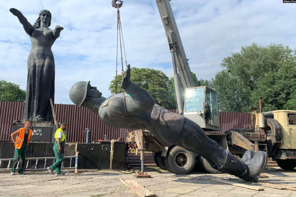 У Львові демонтували радянський монумент слави (фото, відео)