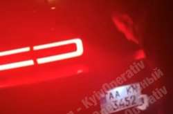 У Києві оголений чоловік за кермом чіплявся до жінок (відео)