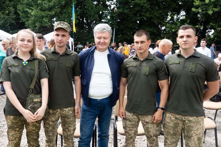 П’ятий президент побував на традиційному патріотичному куліші на Донбасі (фото)