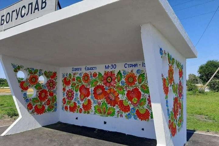 На Дніпропетровщині художники розписали зупинки (фото)