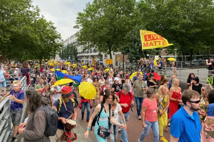 Масові протести проти вакцинації пройшли у Нідерландах 
