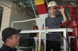 У Харкові вогнеборці провели персональну екскурсію для хлопця, який приніс їм води під час пожежі (відео)