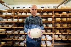 На Прикарпатті можна скуштувати сирний рол та морозиво із козячого молока (фото)