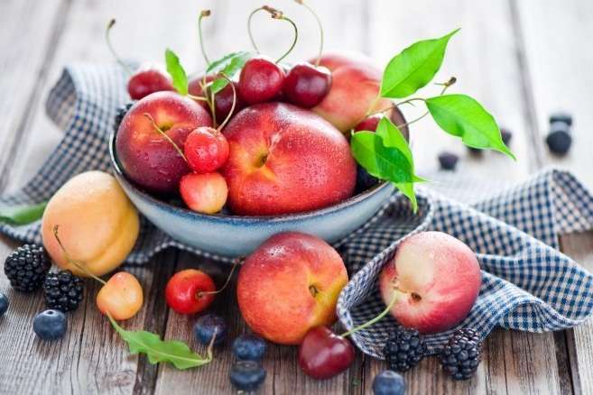 Кому не можна їсти свіжі сезонні фрукти і ягоди: порада дієтологині