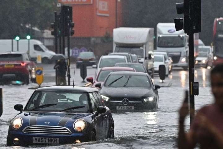 У Лондоні потужна злива спричинила потоп (відео)
