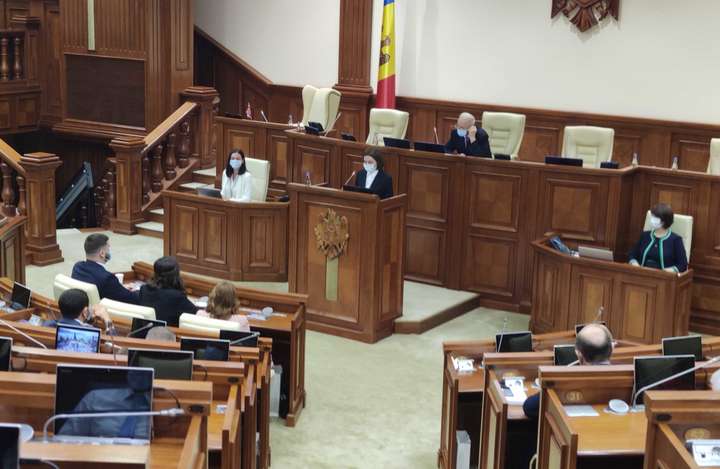 «З цієї хвилини – нульова толерантність до корупції». Санду відвідала перше засідання парламенту Молдови 