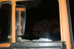 У Києві п’яний чоловік викрав КамАЗ і вилазив до патрульних через розбите вікно (фото) 