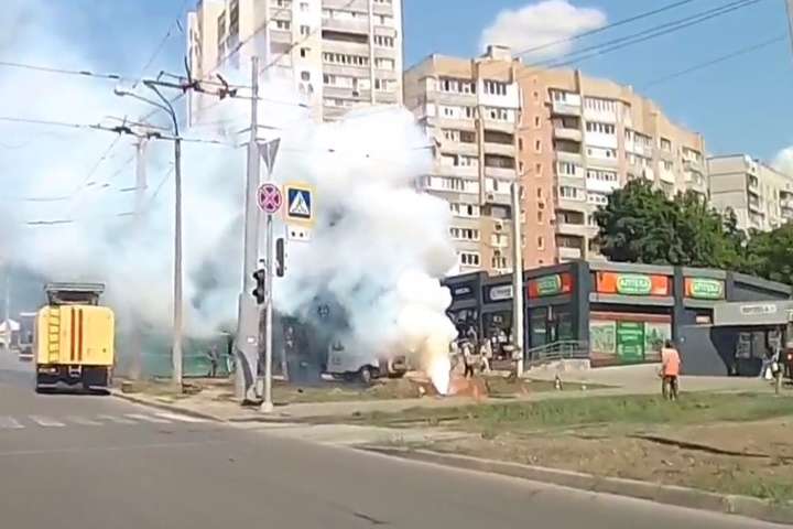 У Харкові з-під землі вирвався стовп вогню і диму (відео)