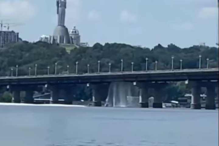 Із моста Патона у Дніпро знову лився водоспад (відео)