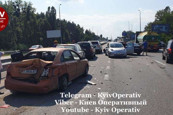 Масштабна ДТП на трасі під Києвом: в аварію потрапили п’ять автівок (відео)