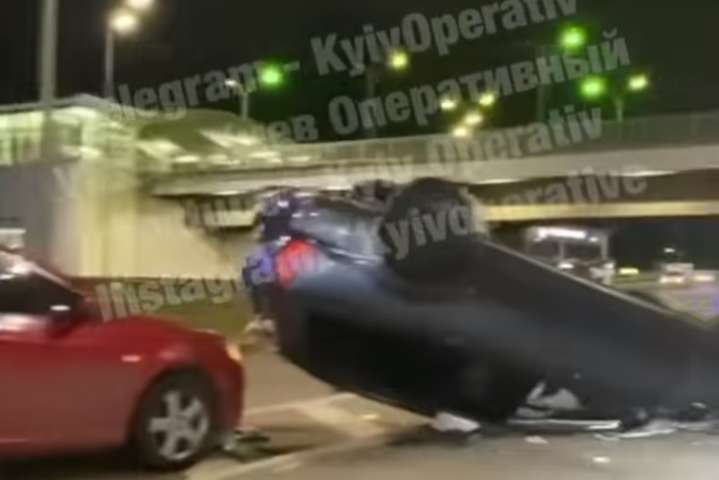 Біля мосту Метро в Києві автомобіль перекинувся на дах (відео)