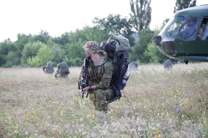 Українські військові влаштували складні навчальні змагання (фото)