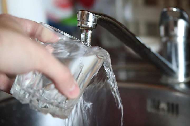 «Київводоканал» пояснив, чому вода з-під крана краща, ніж бутильована