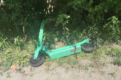 Поруч із пошкодженим автомобілем поліція виявила електросамокат сервісу Bolt