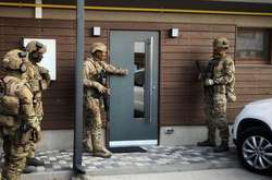 Слідчі провели обшуки у ході розслідування та вилучили низку доказів