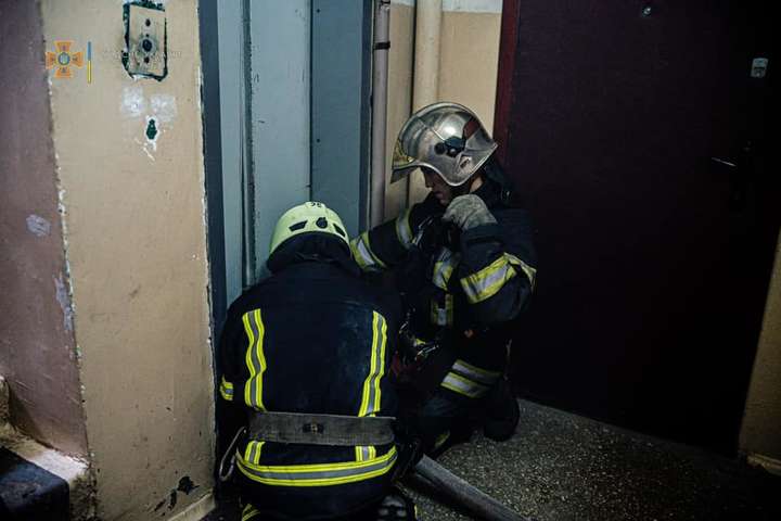У двох столичних багатоповерхівках сталися пожежі в ліфтових шахтах (фото, відео)
