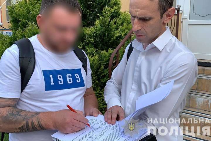 На парковці під Києвом водій погрожував пістолетом через зауваження (відео)