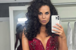 34-летняя Настя Каменских игриво сверкнула пышными формами в бассейне (фото)