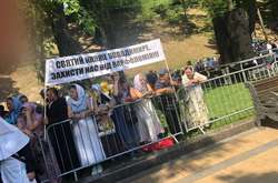 Віряни московської церкви окупували Володимирську гірку і просять «захистити від Варфоломія» (фото, відео)