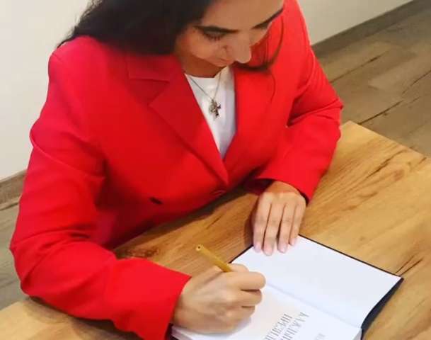 Мендель назвала прессекретаря Путіна своїм колегою та підписала йому книгу (відео)