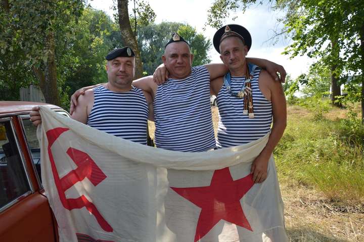 На Полтавщині мер відзначив радянське свято із прапором, де зображений серп і молот (фото)