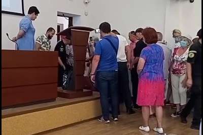 Повалив на підлогу і притиснув: мер Українки побив активіста за незручні питання (відео)