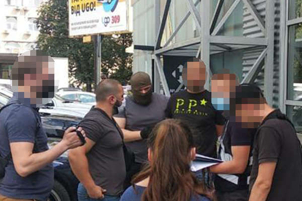 У Києві затримали громадянина Німеччини, який видурював гроші в іракця (фото)
