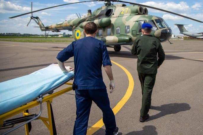 До Харкова на вертольоті доставили двох поранених військових
