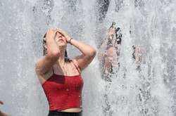 Порятунок від спеки. Киянам розповіли, чи безпечно купатися у фонтанах