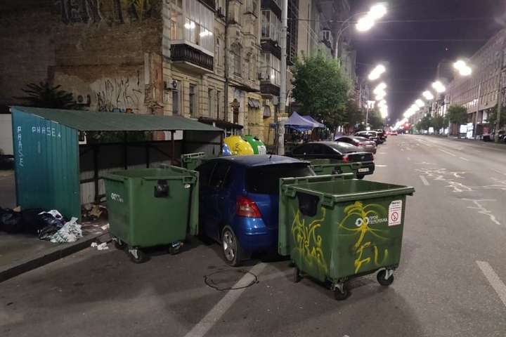 У центрі Києва «героя парковки» забарикадували сміттєвими баками (фото)