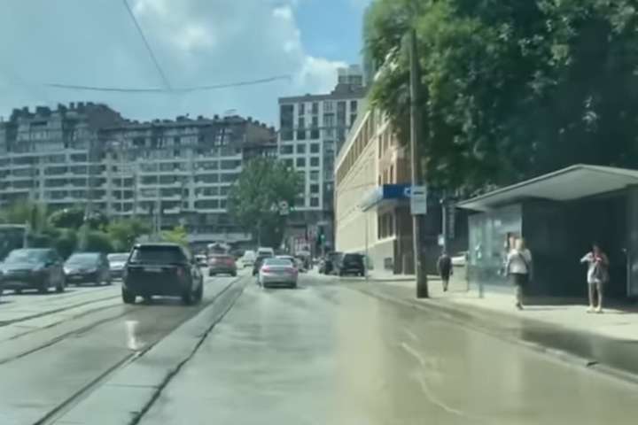 Аварія на Подолі: вулиця перетворилася на річку (відео)
