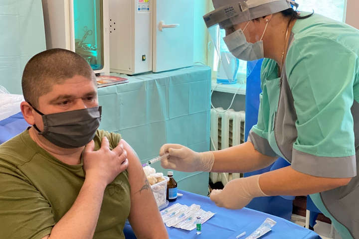 Естонія відправила в Україну літак з партією вакцини AstraZeneca