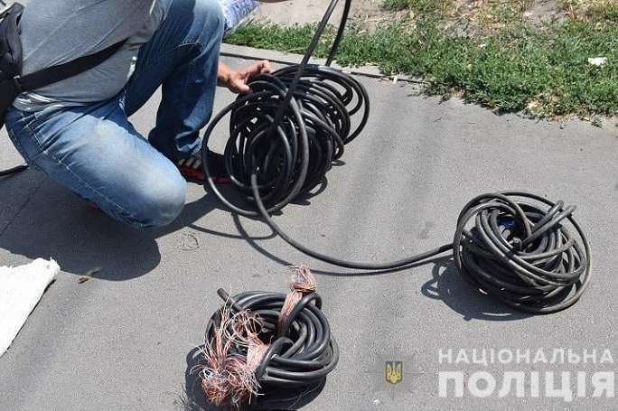 На Троєщині правоохоронці затримали викрадача телефонного кабелю