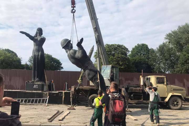 У Кремлі істерика через демонтаж радянського пам’ятника у Львові