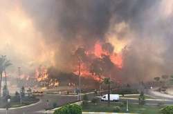 Боротися з вогнем заважає сильний вітер, який жене його на житлові райони