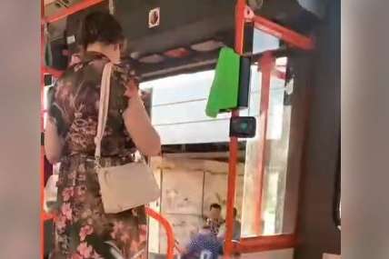 У Харкові водій зупинив трамвай, аби побазікати з другом (відео)