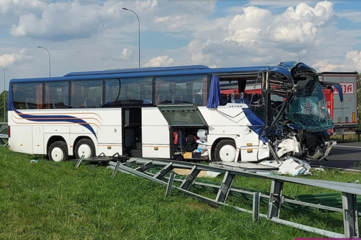 У Польщі автобус з дітьми зіткнувся з вантажівкою, 12 потерпілих