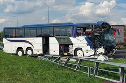 У Польщі автобус з дітьми зіткнувся з вантажівкою, 12 потерпілих