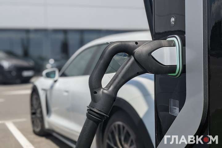Швидка зарядка електромобіля Porsche - Експерти розповіли, як подовжити життя батареї електромобіля