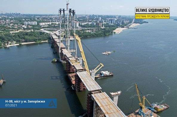 У Запоріжжі береги Дніпра з'єднали мостом (фото)